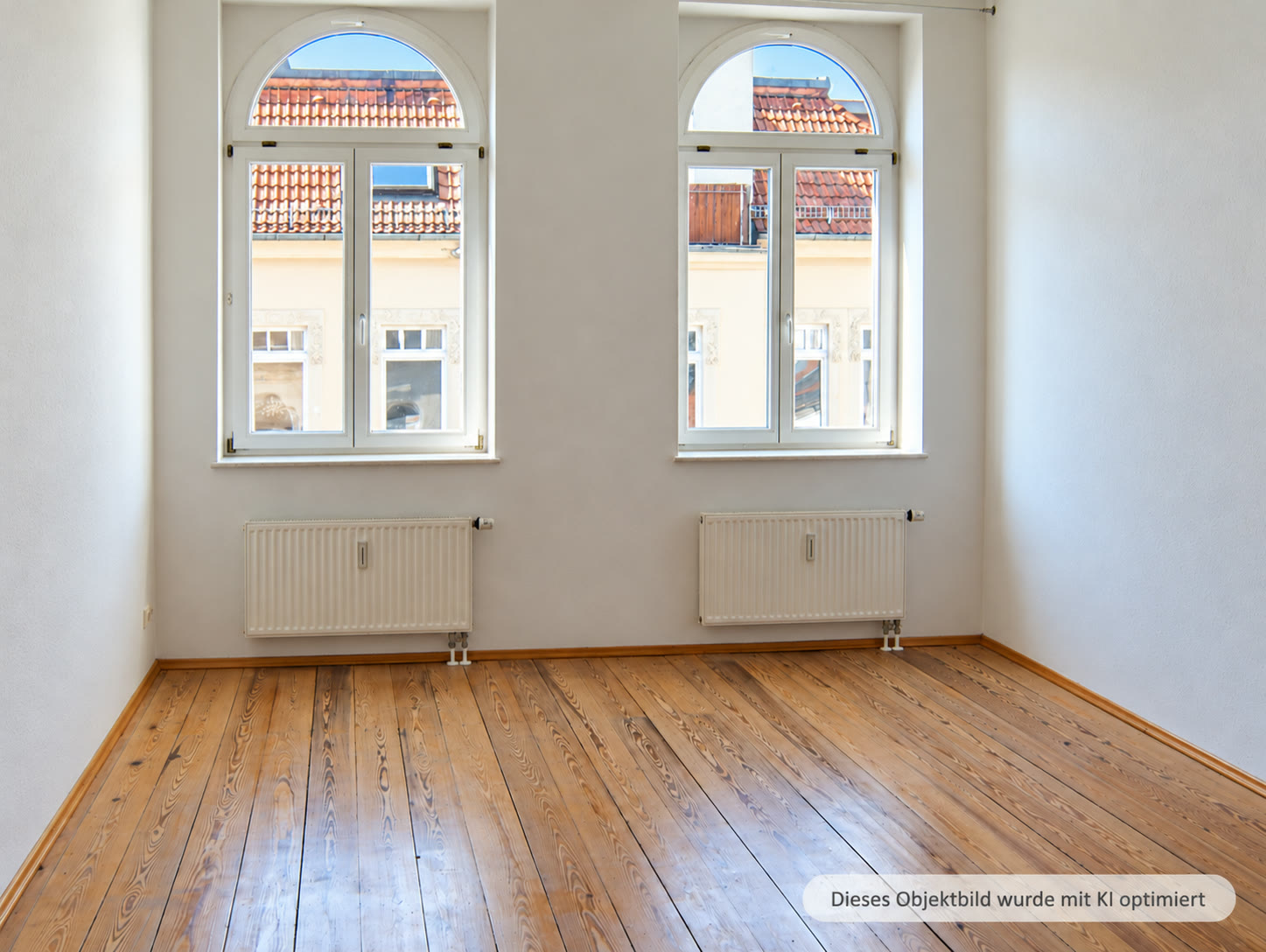 Wohnraum mit zwei Bogenfenstern und Dielenboden, laut Kennzeichnung mit KI optimiert