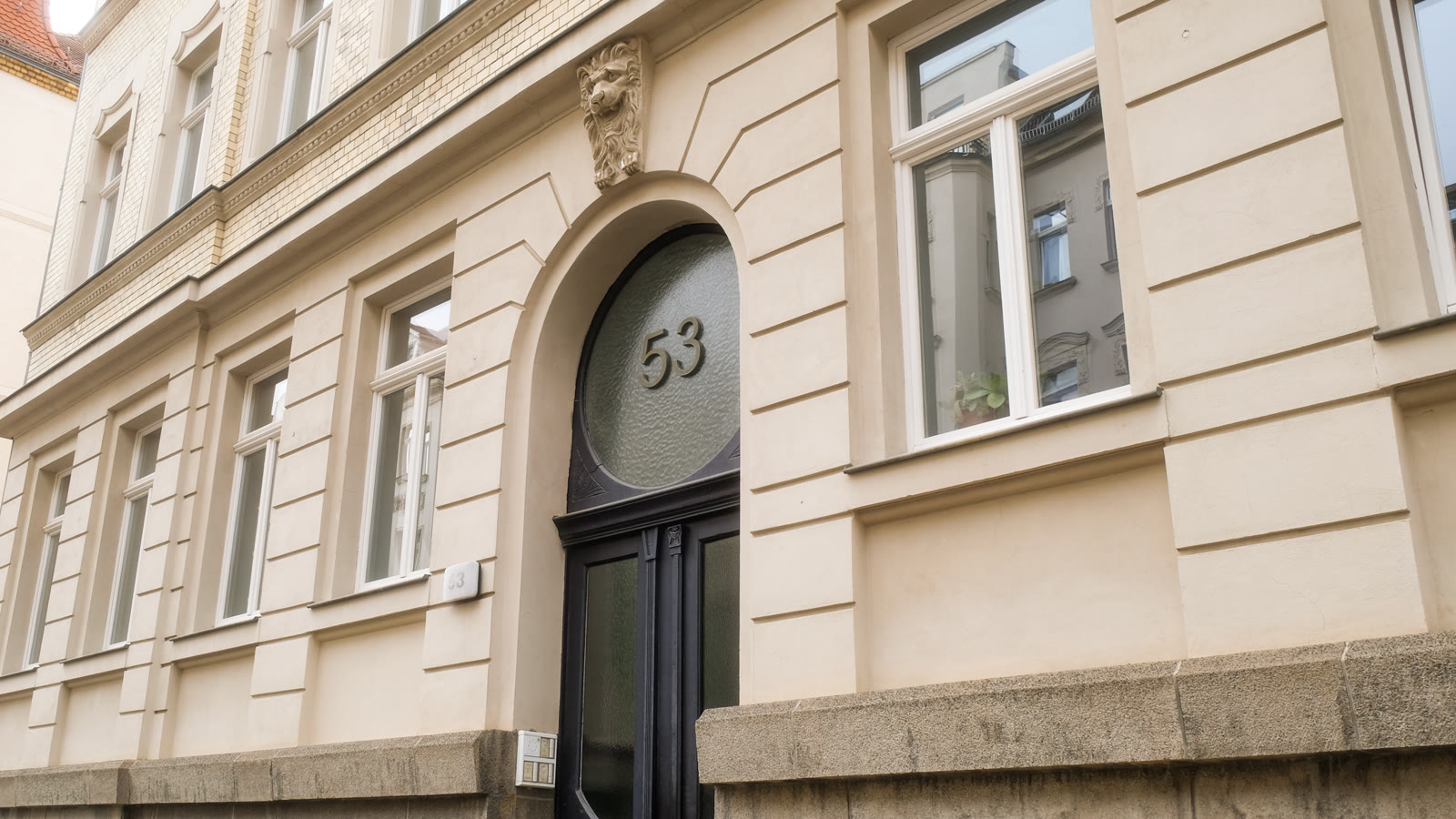 Fassade mit Hauseingang Nummer 53