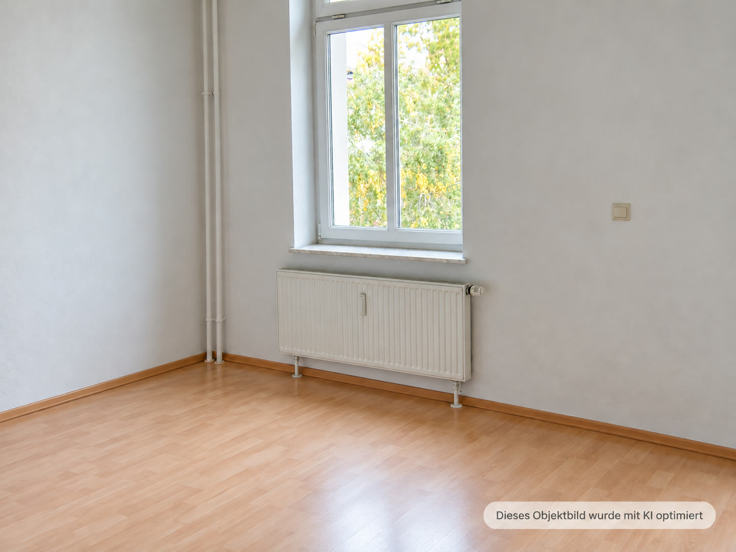 Zimmer mit Fenster ins Grüne, laut Kennzeichnung mit KI optimiert