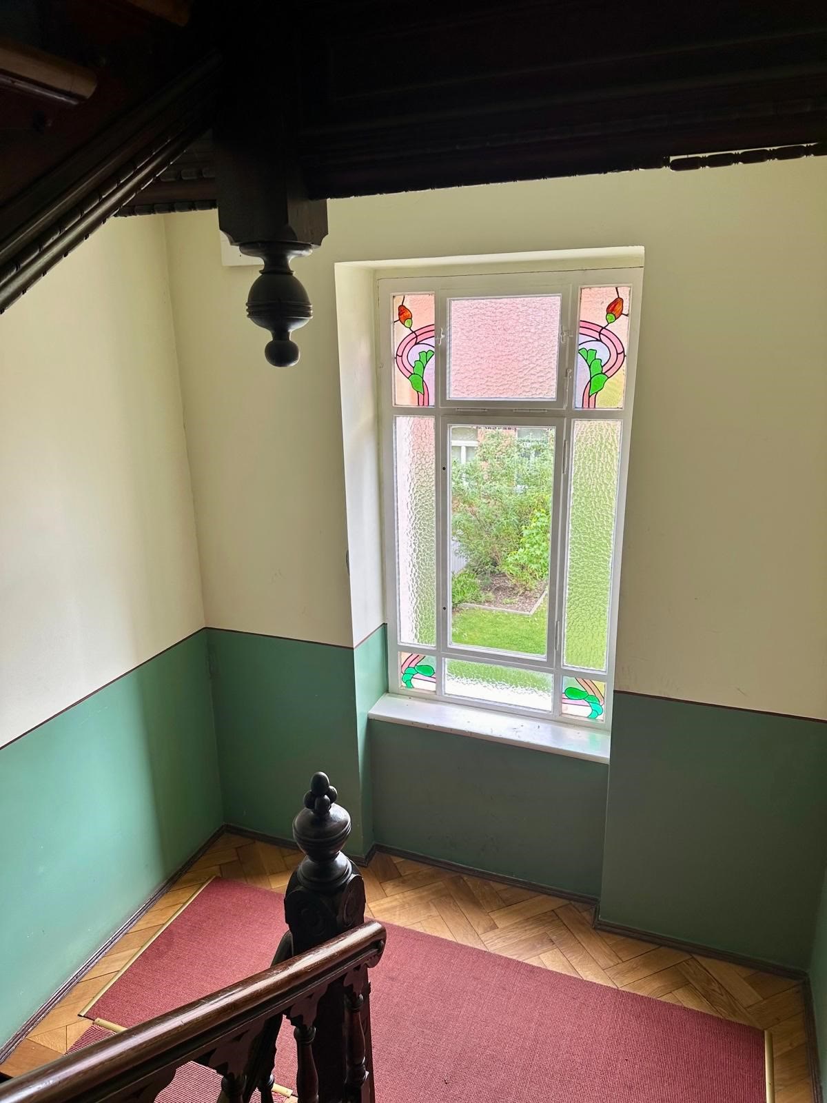 Treppenhausfenster mit bunten Glaseinsätzen